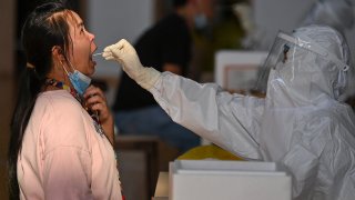China sigue siendo un lugar enormemente difícil para las operaciones de inteligencia, y ha rechazado acusaciones de que manejó mal el surgimiento de la pandemia, que ha matado a cinco millones de personas en todo el mundo.