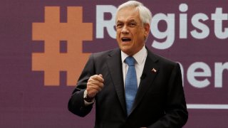 Las acusaciones contra Piñera eran dos: la primera decía que infringió las leyes al favorecer la venta de una propiedad familiar y la segunda indicaba que comprometió el honor de la nación.