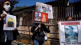 Familiares y amigos de personas desaparecidas, denominado "Bloque de Búsqueda de personas Desaparecidas en El Salvador", se manifiestan afuera del Instituto de Medicina Legal, hoy, en San Salvador (El Salvador). EFE/Rodrigo Sura