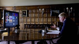El primer ministro británico, Boris Johnson, uniéndose a la llamada de líderes del G7 en Chequers, Ellesborough, Gran Bretaña, el 08 de mayo de 2022.