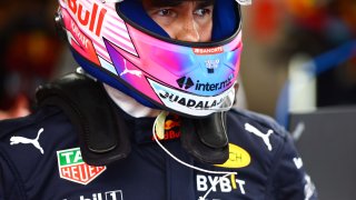 Sergio Pérez de México y Oracle Red Bull Racing se preparan para conducir en el garaje durante la calificación antes del Gran Premio de F1 de Miami en el Autódromo Internacional de Miami el 7 de mayo de 2022 en Miami, Florida.