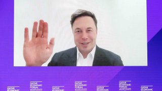 Elon Musk, director ejecutivo de Tesla Inc., aparece a través de un enlace de video durante el Foro Económico de Qatar en Doha, Qatar, el martes 21 de junio de 2022.