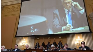 Una imagen en una pantalla muestra al exvicepresidente Mike Pence mirando su teléfono mientras se refugia en un lugar subterráneo seguro el 6 de enero de 2021, durante una audiencia del Comité Selecto de la Cámara de Representantes para investigar el ataque al Capitolio.