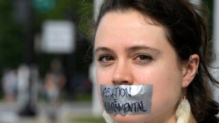 Mujer defiende derecho al aborto