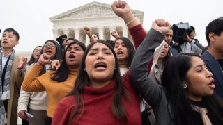 Beneficiarios de DACA protestan frente a la Corte Suprema en Washington, el pasado marzo.