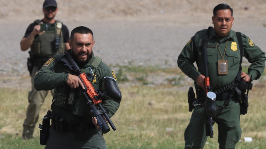 Agentes de la patrulla fronteriza Texas, intervienen durante una manifestación de migrantes hoy a orillas del Río Bravo en Ciudad Juárez, Chihuahua (México).