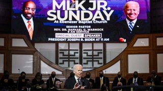 El presidente de EEUU, Joe Biden, habla en la Iglesia Bautista Ebenezer en Atlanta, Georgia, el 15 de enero de 2023, la víspera del feriado nacional en honor al líder de los derechos civiles Martin Luther King, Jr. - King fue co-pastor de la iglesia desde 1960 hasta su asesinato en 1968.