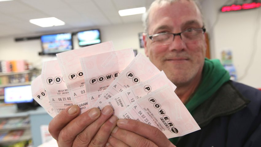 Una persona enseña sus boletos de Powerball en Boston, Massachusetts.