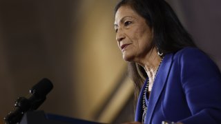 En un video en línea publicado el lunes por la noche, 10 horas después de que se hiciera pública la decisión, Haaland dijo que ella y Biden, ambos demócratas, creen que la crisis climática “es el problema más urgente de nuestra vida”.