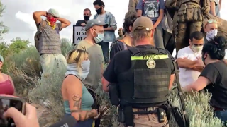 El grupo armado en Albuquerque conocido como la Guardia Civil de Nuevo México fue prohibido recientemente por un juez de la corte estatal de distrito de actuar públicamente como una unidad militar sin autorización.