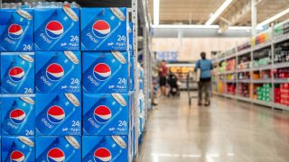 Cajas de Pepsi en una tienda de Walmart.