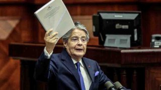 El presidente de Ecuador, Guillermo Lasso, muestra el Informe de la Comisión de Supervisión mientras pronuncia su discurso durante el juicio político en la Asamblea Nacional el 16 de mayo de 2023 en Quito, Ecuador.