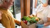 Si tienes más de 50 años podrías calificar para recibir alimentos gratis mensualmente
