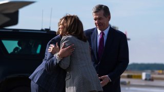 Roy Cooper y Kamala Harris