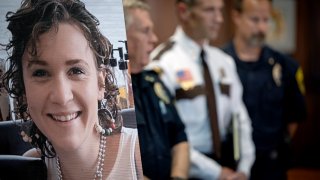 Una foto de Madeline Kingsbury se encuentra frente a una sala junto a la policía durante una conferencia de prensa en Winona, Minnesota, el jueves 8 de junio de 2023. El jefe de policía de Winona, Tom Williams, anunció que el cuerpo de Kingsbury, que desapareció en circunstancias sospechosas a fines de marzo, fue encontrado ayer al sur de Winona y el padre de los hijos de Kingsbury, Adam Fravel, fue arrestado bajo sospecha de asesinato.