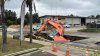 En video: enorme socavón en una calle se traga una excavadora