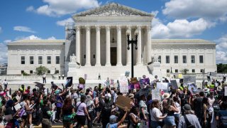 Oponentes al fallo contra el aborto se manifestaron el sábado frente a la Corte Suprema.