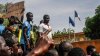 Miles de manifestantes atacan embajada francesa en Níger
