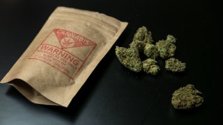 Nuevo México se encuentra entre al menos 21 estados que han legalizado el cannabis recreativo para adultos, mientras que una prohibición federal de la marihuana aún impide el comercio o tráfico interestatal de cannabis.