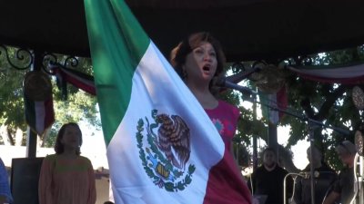 Cientos se reunen para celebrar el grito del día de independencia mexicana en Santa Fe