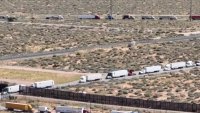 Hasta 24 horas: migración provoca larga esperas para camioneros en puente entre México y EEUU