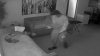 Aterrador video: niña de 3 años encuentra un arma en un sofá y se dispara