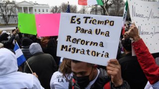 El tema de la reforma migratoria ha tomado un giro hacia la derecha, donde los republicanos tienen la voz con sus reclamos por más seguridad en la frontera para frenar la llegada de migrantes.