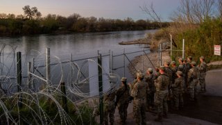 Soldados de la Guardia Nacional hacen guardia a orillas del río Grande en Shelby Park el 12 de enero de 2024 en Eagle Pass, Texas.