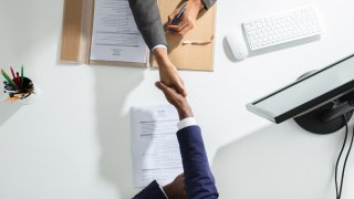 Si determinan que estás calificado para un puesto vacante, recibirás una carta de oferta condicional basada en la verificación de tu licencia y una verificación de antecedentes.