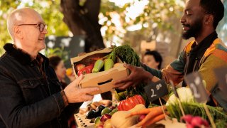 “La incorporación de una amplia variedad de productos cultivados localmente puede mejorar la calidad de vida de las personas mayores, manteniéndolas más saludables por más tiempo y ayudando a combatir enfermedades crónicas”, declaró directora de WIC y mercado de agricultores de Nuevo México.