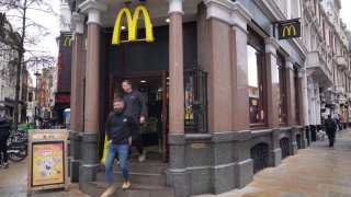 Una falla en los sistemas de McDonald's afectó a clientes en todo el mundo. En la foto, un restaurante afectado en Londres.