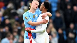 Erling Haaland del Manchester City interactúa con Gabriel del Arsenal luego del partido de la Premier League entre el Manchester City y el Arsenal FC en el Etihad Stadium el 31 de marzo de 2024 en Manchester, Inglaterra.