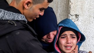 Una niña llora este martes por la muerte de un familiar tras el ataque israelí a un hospital en Gaza.