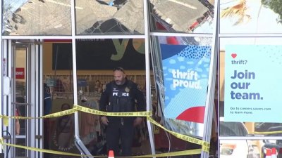 Vehículo se estrella contra una tienda, dejando 14 heridos y un muerto