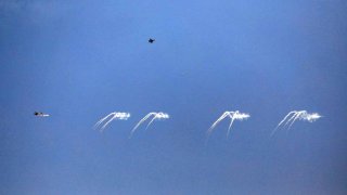 e ven aviones israelíes mientras el ejército israelí lanza un ataque aéreo contra la ciudad de Al Mughraqa cerca de la ciudad de Gaza en la Franja de Gaza, el 14 de abril de 2024.