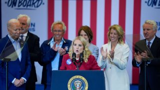Kerry Kennedy toma la palabra durante un acto de campaña del presidente Joe Biden en Filadelfia, el jueves 18 de abril de 2024, acompañada por miembros de la familia Kennedy.