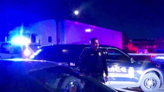 “Los agentes tienen un perímetro alrededor de un apartamento donde un individuo se niega a salir. Los negociadores de crisis intentarán trabajar con el individuo para garantizar una rendición segura”, informó Gilbert Gallegos, portavoz de APD en un comunicado.
