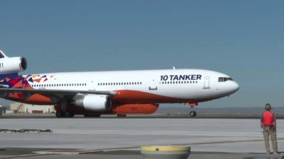 Revelan nuevo avión apagafuegos de Nuevo México en la base aérea Kirtland