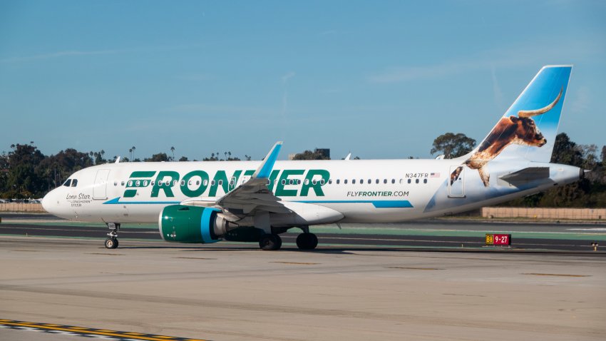 Un avión Airbus 320-251 de Frontier Airlines circula por la pista única del Aeropuerto Internacional de San Diego tras llegar de Dallas el 13 de enero de 2024 en San Diego, California.