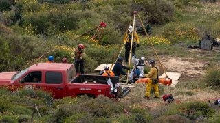 Los cuerpos de los surfistas fueron hallados en un pozo de agua cerca de la playa en Baja California, México.