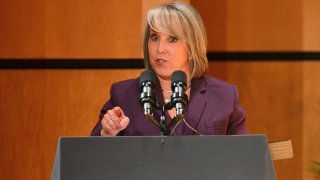 Lujan Grisham viajará con el personal de su oficina, los secretarios del gabinete de medio ambiente y transporte de Nuevo México y su esposo Manny Córdova. (Foto de archivo)