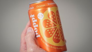 ARCHIVO - Una lata de refresco prebiótico Poppi se muestra el 10 de abril de 2024 en Nueva York. La marca de refrescos Poppi está siendo demandada por un consumidor que dice que la marca no mejora la salud intestinal tanto como afirma.