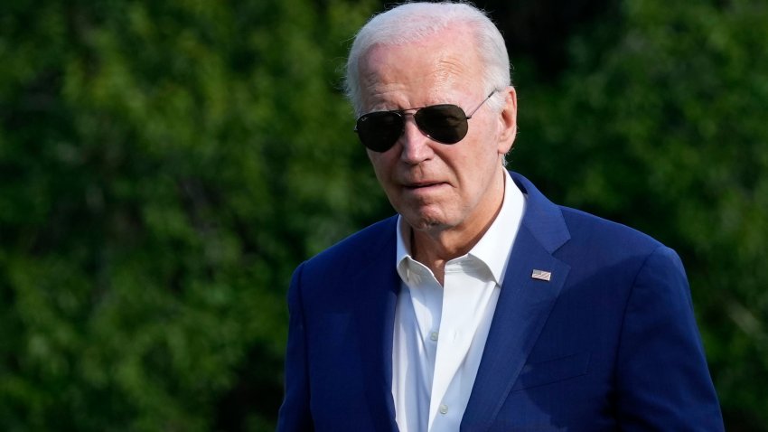 El presidente Joe Biden camina por el jardín sur de la Casa Blanca en Washington, el domingo 7 de julio de 2024, después de regresar de un viaje a Pensilvania. (Foto AP/Susan Walsh)