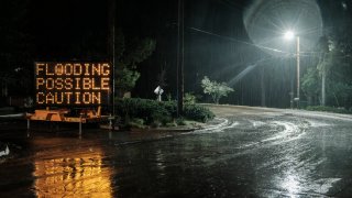 La línea directa de FEMA disponible las 24 horas al día los 7 días de la semana para contestar cualquier pregunta que tengas es:1 833-663-4736.