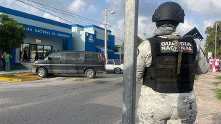 Un agente de la Guardia Nacional presta vigilancia en la zona donde fue asesinado el presidente de la Federación de Cámaras Nacionales de Comercio, Julio Almanza Armas, en Matamoros.