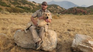 "Al final del día, su perro le salvó la vida ladrando para alertar a nuestro oficial y al (perro policía) Kip", se informó.