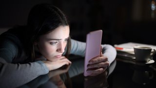 El fiscal argumentó en un comunicado que cada día en las plataformas sociales de Meta, compañía madre de Facebook e Instagram, “se estima que 100,000 niños son víctimas de acoso sexual en línea”.