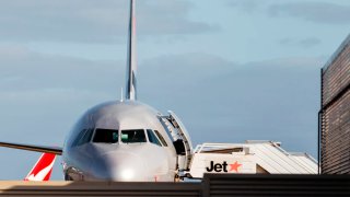 Un vuelo nacional de Jetstar que llega al aeropuerto de Avalon en las afueras de Melbourne, Australia, en 2020.