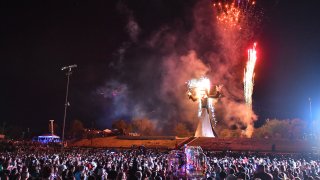 Zozobra, concebida originalmente por el artista local William Howard Shuster Jr., ha pasado de ser una pequeña reunión privada a convertirse en un gran evento público que atrae alrededor de 60,000 asistentes cada año.