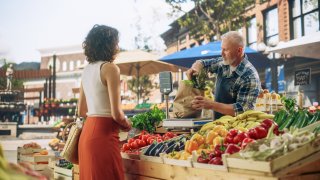 Puedes encontrar el mercado agrícola más cerca de ti, accediendo a: farmersmarketsnm.org/find-a-market